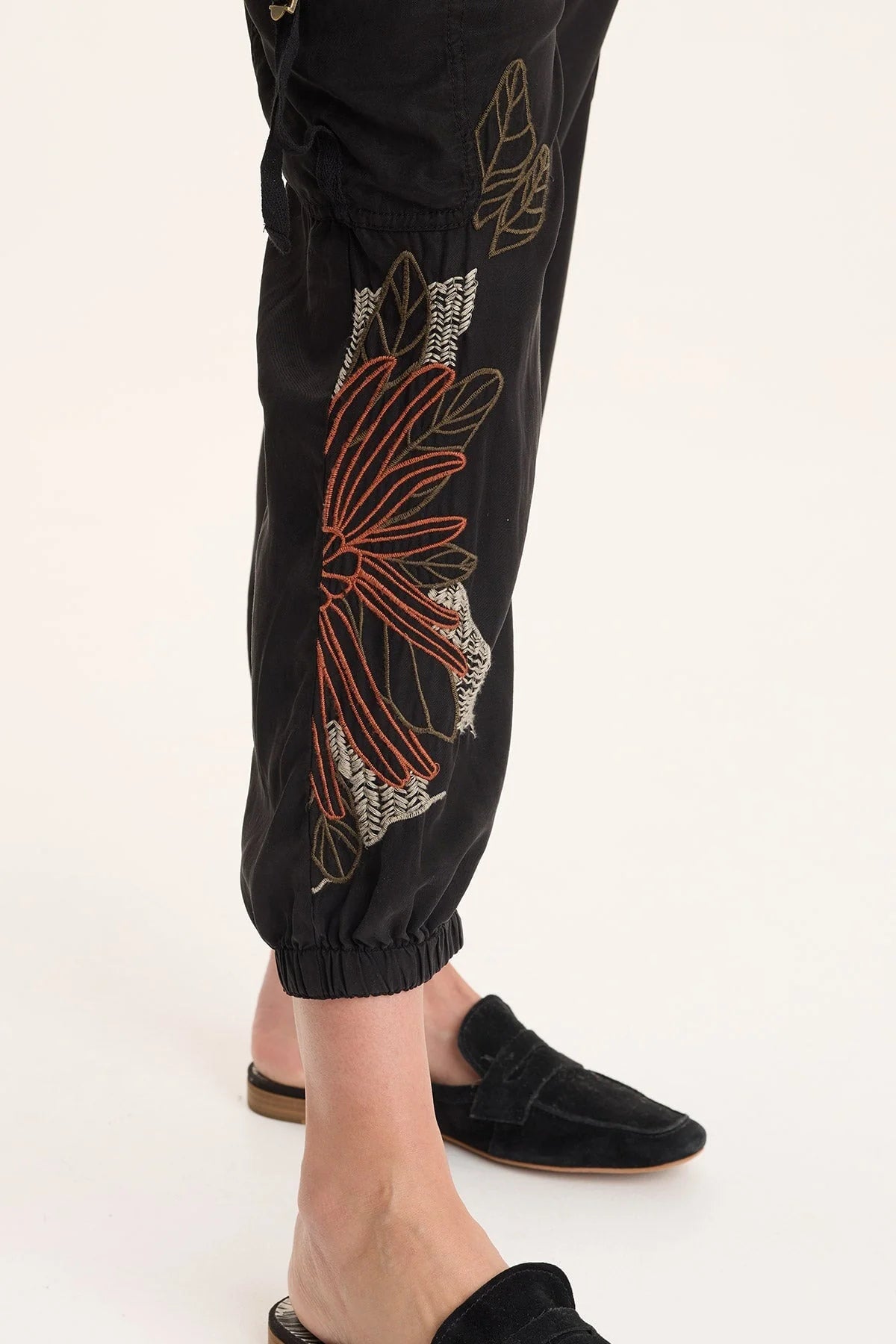 DARRI EMBROIDERED JOGGER