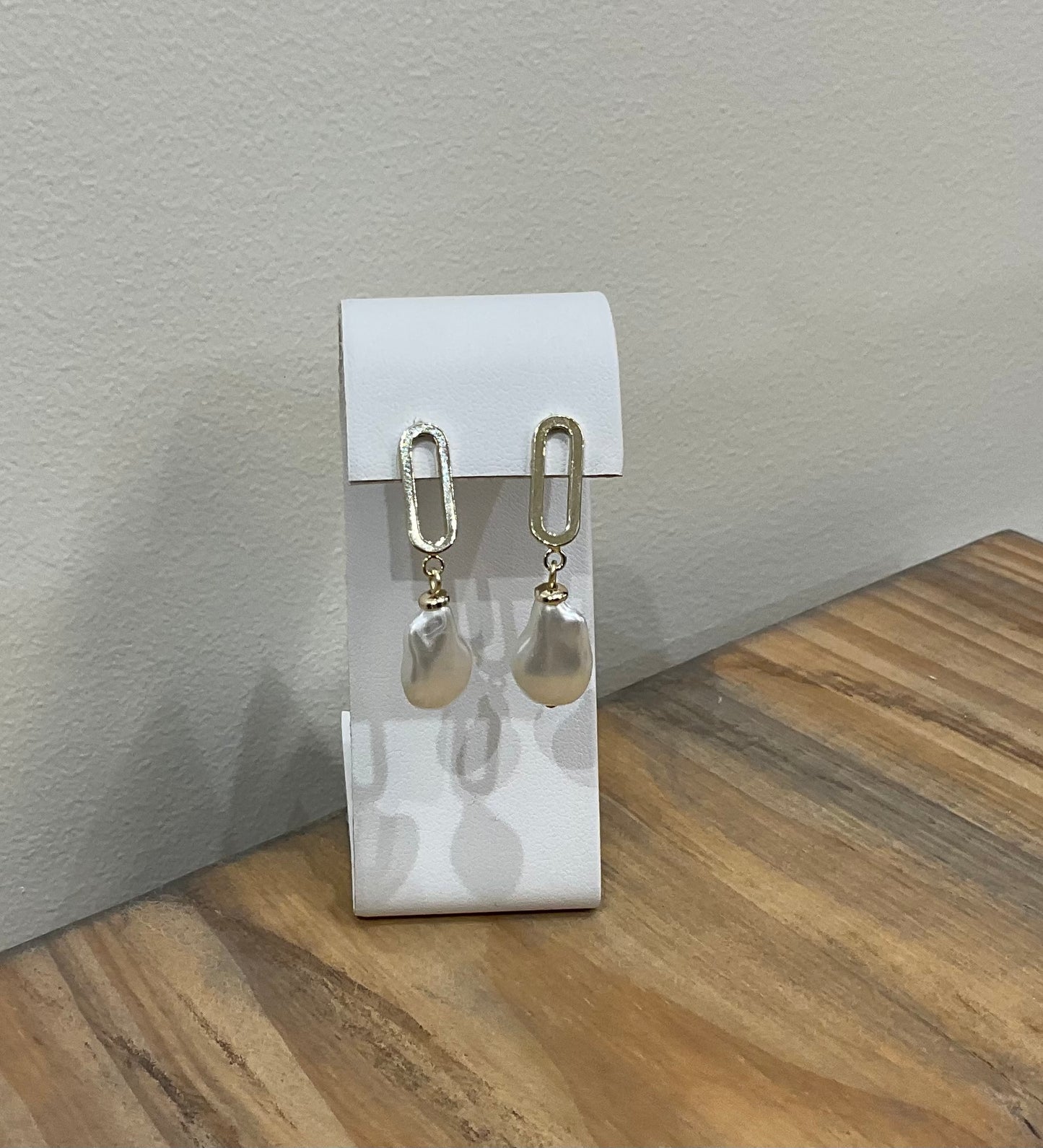 PEARL CLIP EARRING