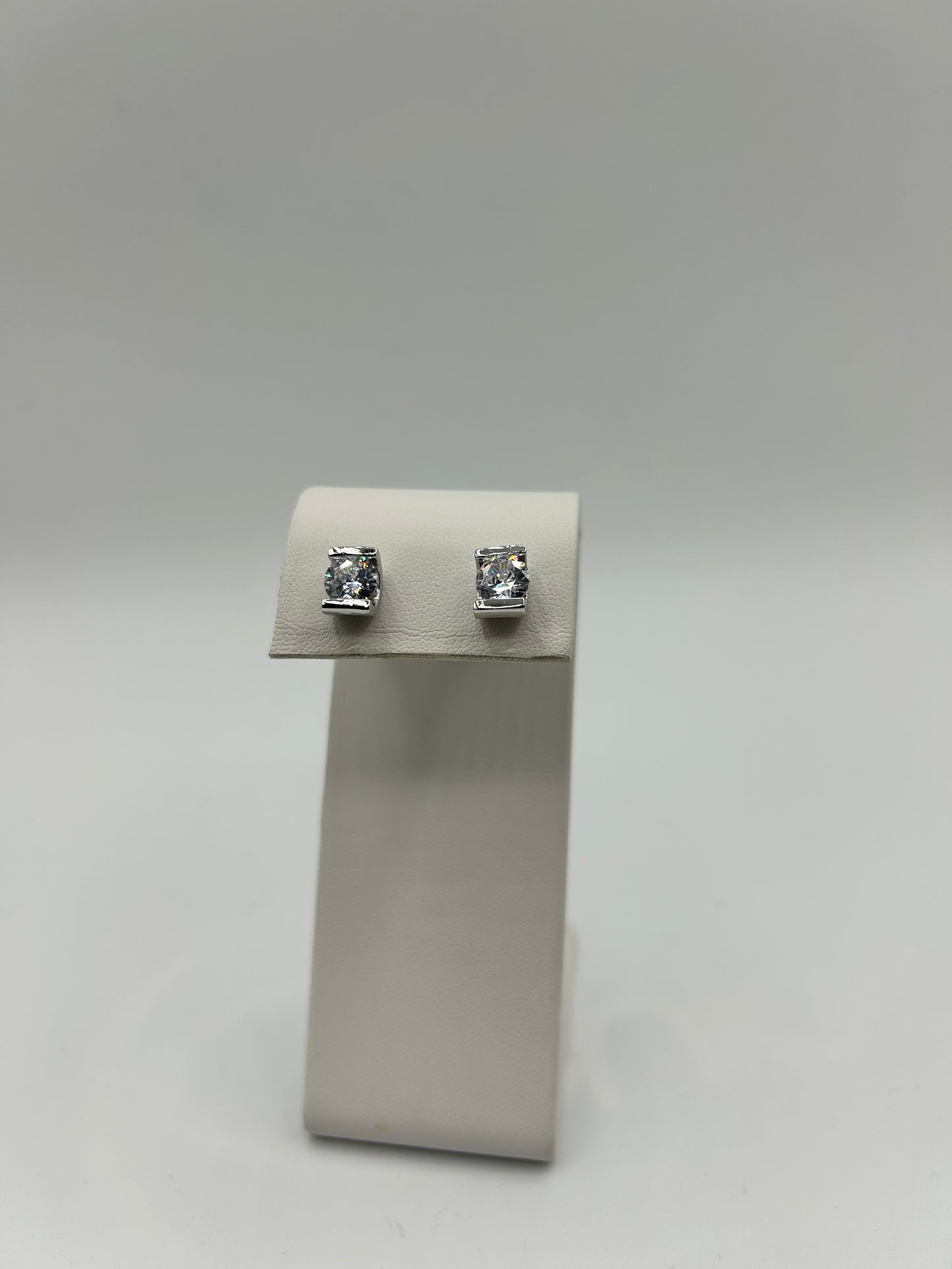 SOLITAIRE STUD EARRINGS