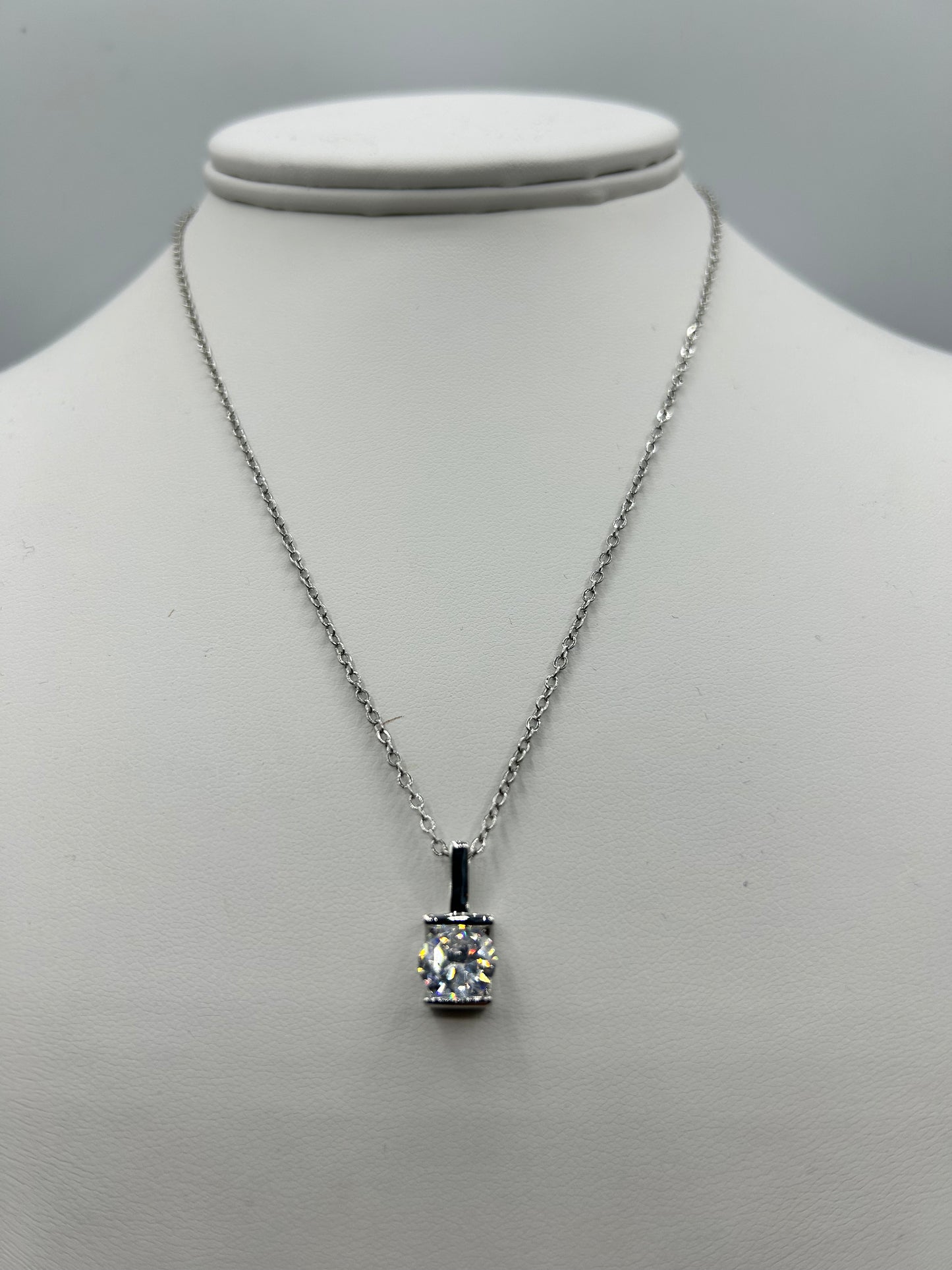 SOLITAIRE PENDANT NECKLACE
