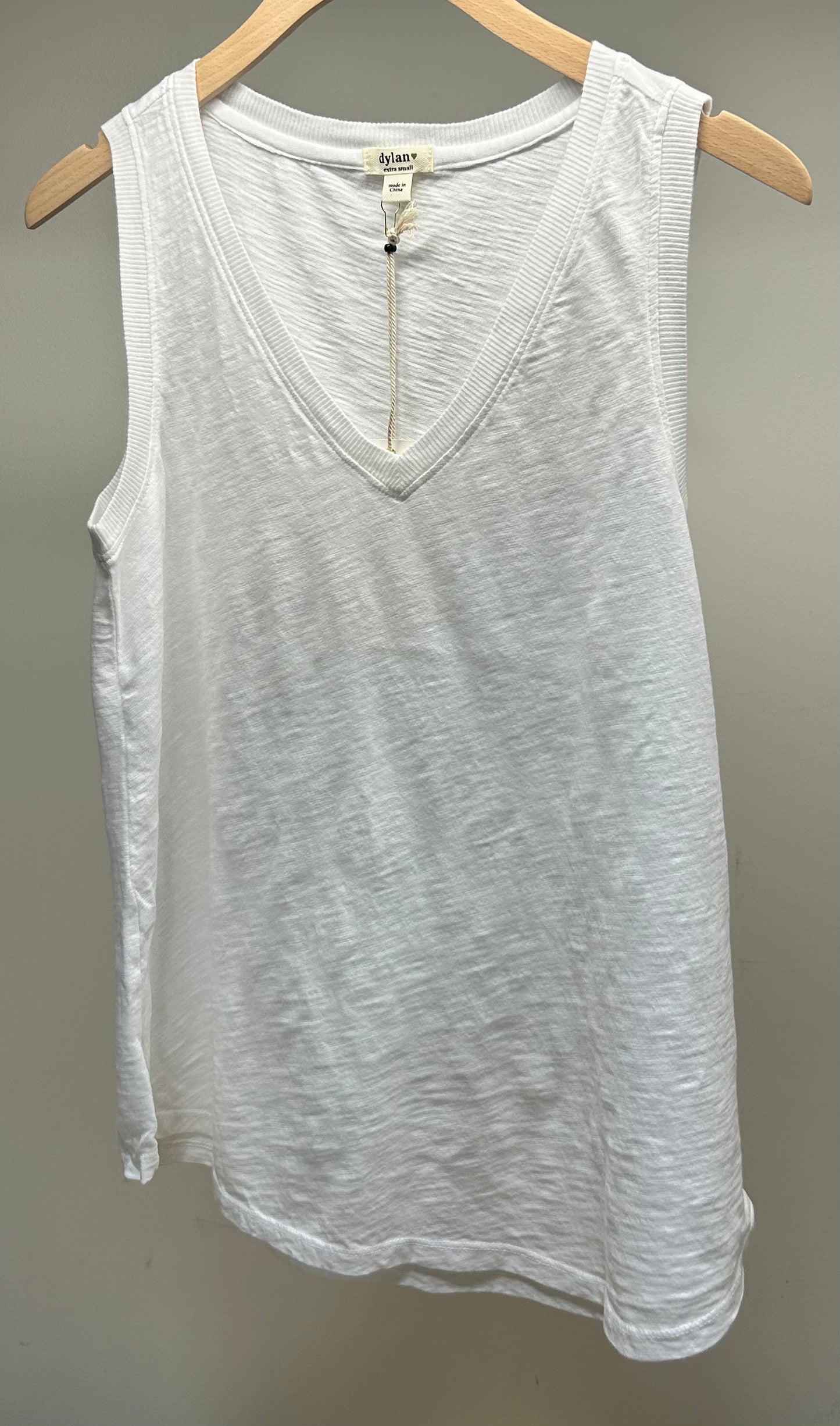 DEEP V SLEEVELESS TEE