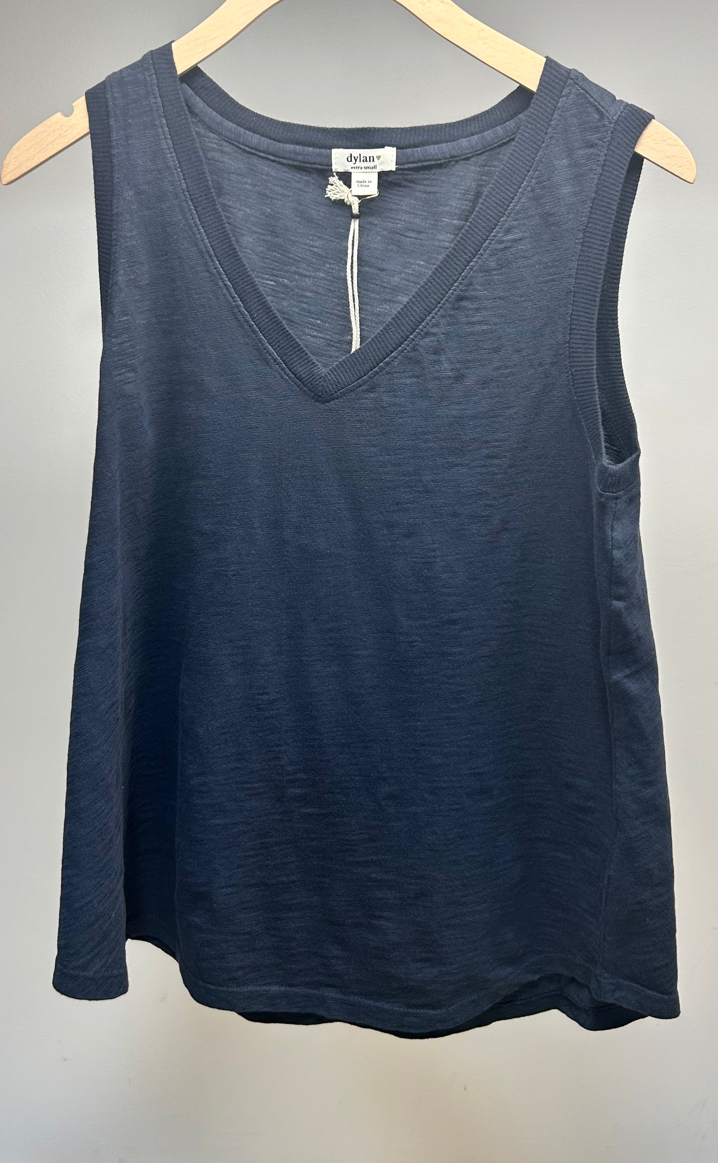DEEP V SLEEVELESS TEE