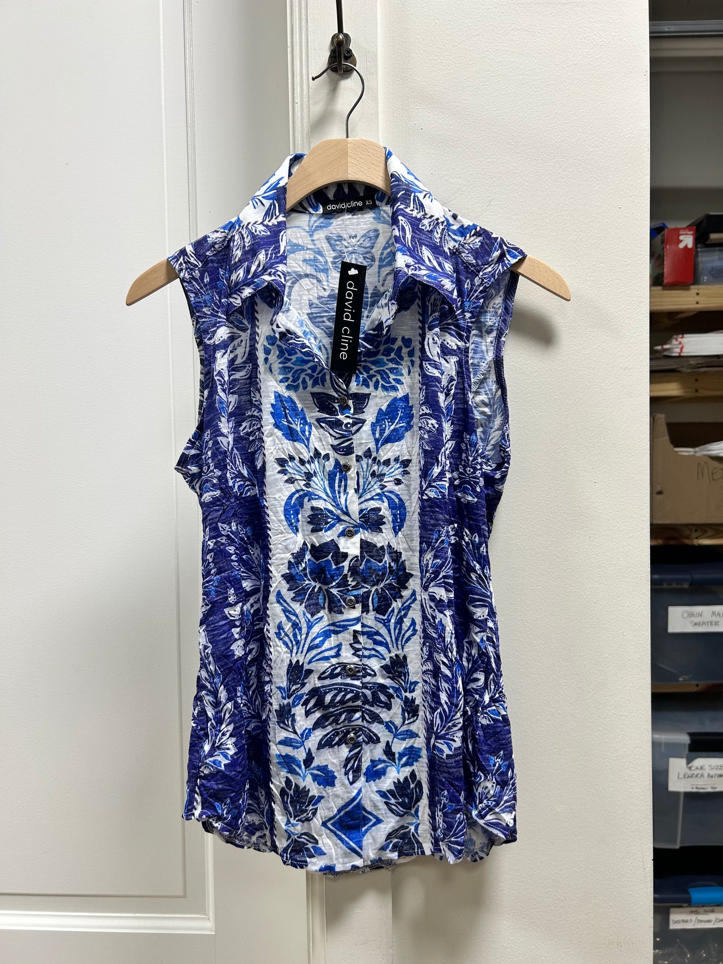 SNAP FRONT SLEEVELESS TOP