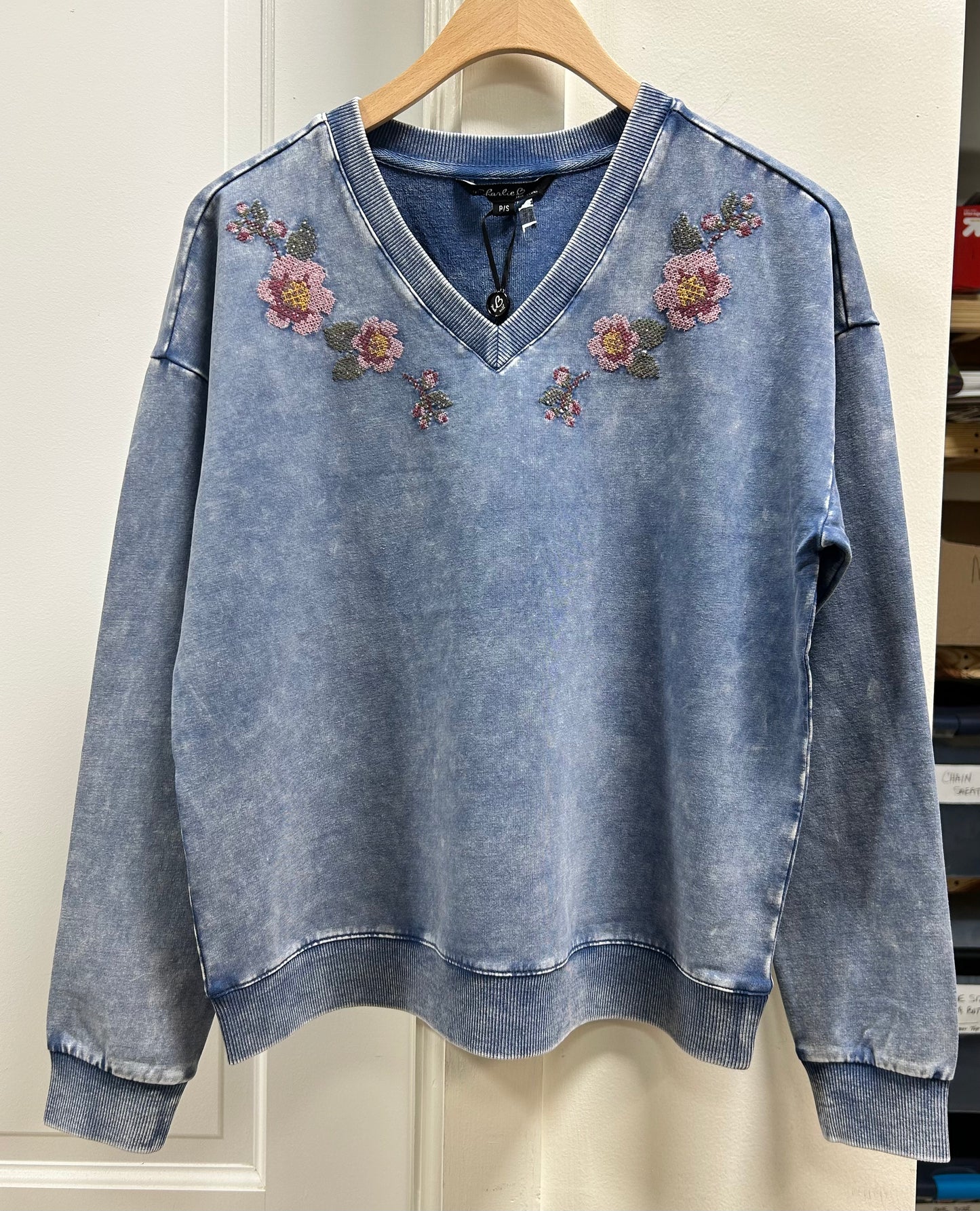 CROSS STITCH VNECK TOP