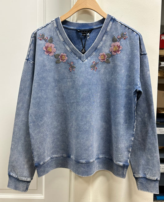 CROSS STITCH VNECK TOP