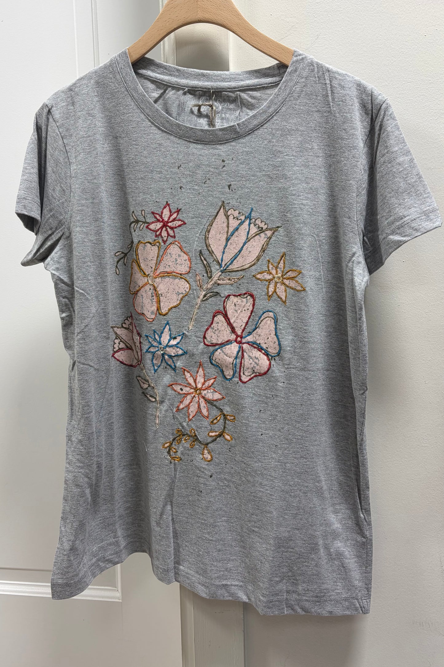EMBROIDERED FLOWER TOP